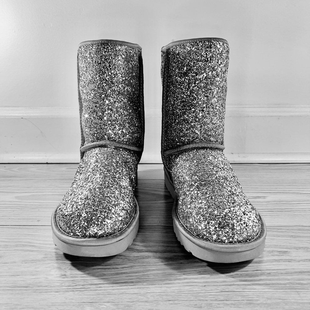 UGG Women's Classic Short Cosmos Fashion Boot, Silver, Sz 8